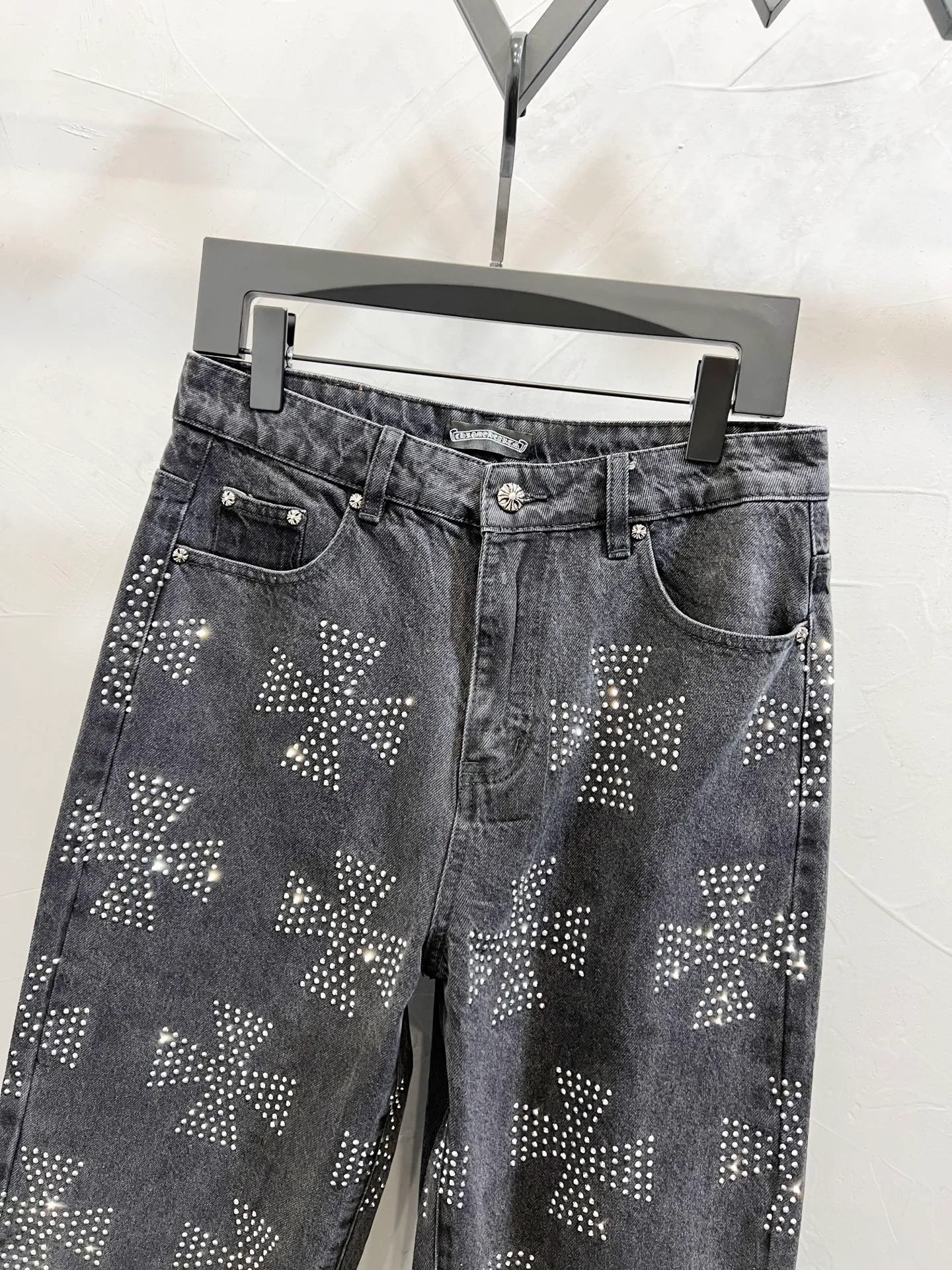 P180 Style number: [M1237] Chrome Hearts SS25 full-print diamond logo straight jeans, same style for men and women, top ceiling quality, styles with different wash textures, very friendly to people with thin legs and thick legs, straight and slim fit very flattering leg shape, timeless moderate length, easy to match, basic styling for various styles, a must-have in the wardrobe! The fabric is stiff but also makes the upper body soft without losing texture. The washing process is even more perfect. It is a must-have item for everyone! ! ! Washed wheat, hang tag, pants label, three labels complete Color: black Size: 30, 32, 34, 36
